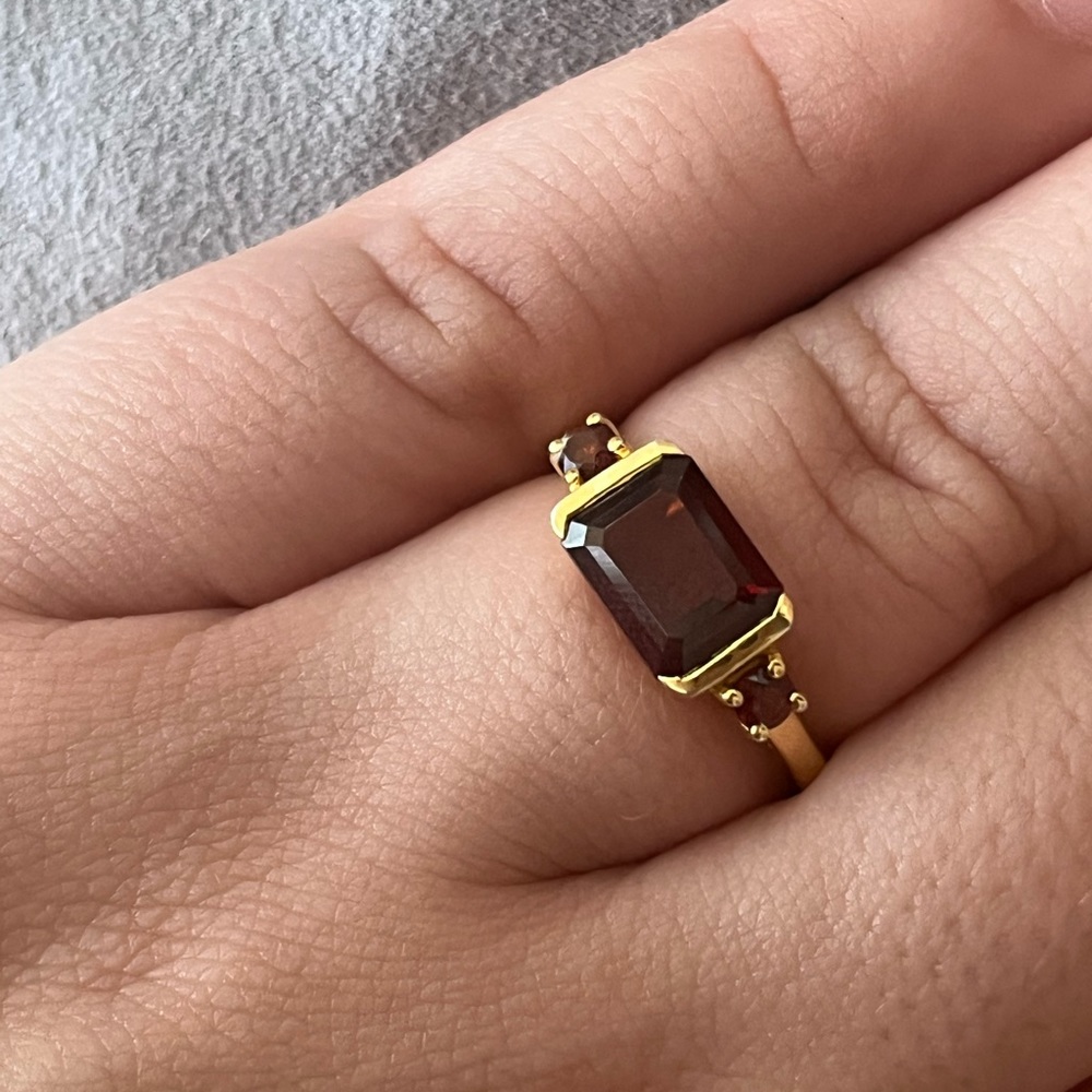 Red stone gold ring